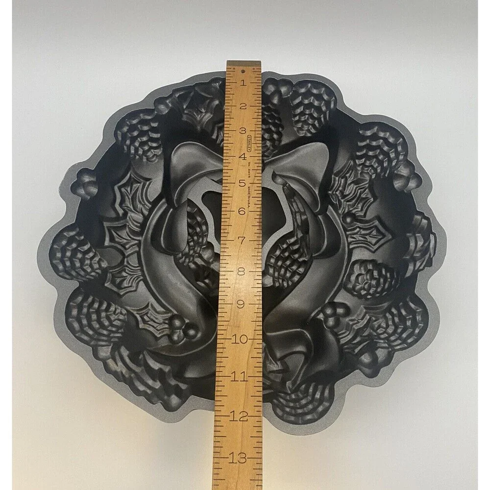 Nordic Ware Holiday Christmas Wreath Bundt Cake Mold Pan